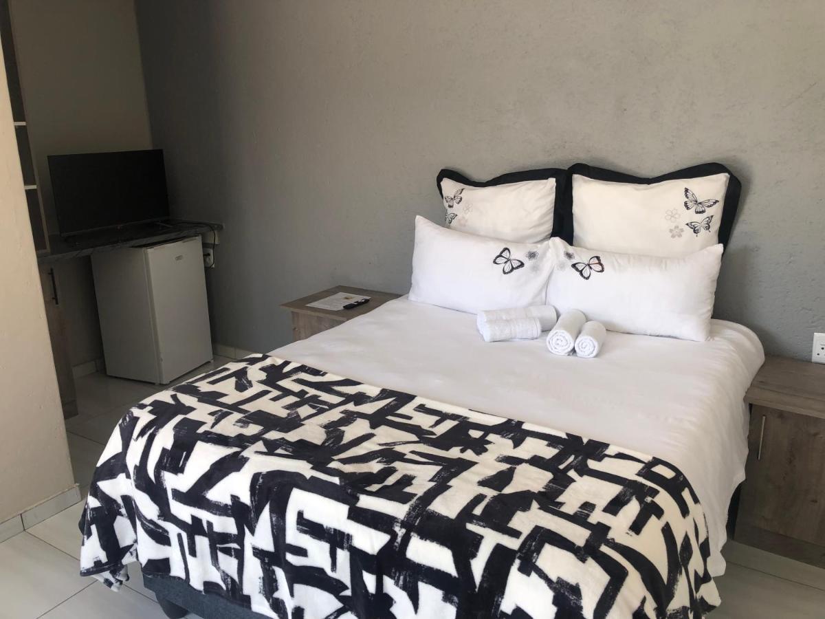 The Nest Overnight And Accommodation Usakos Екстериор снимка